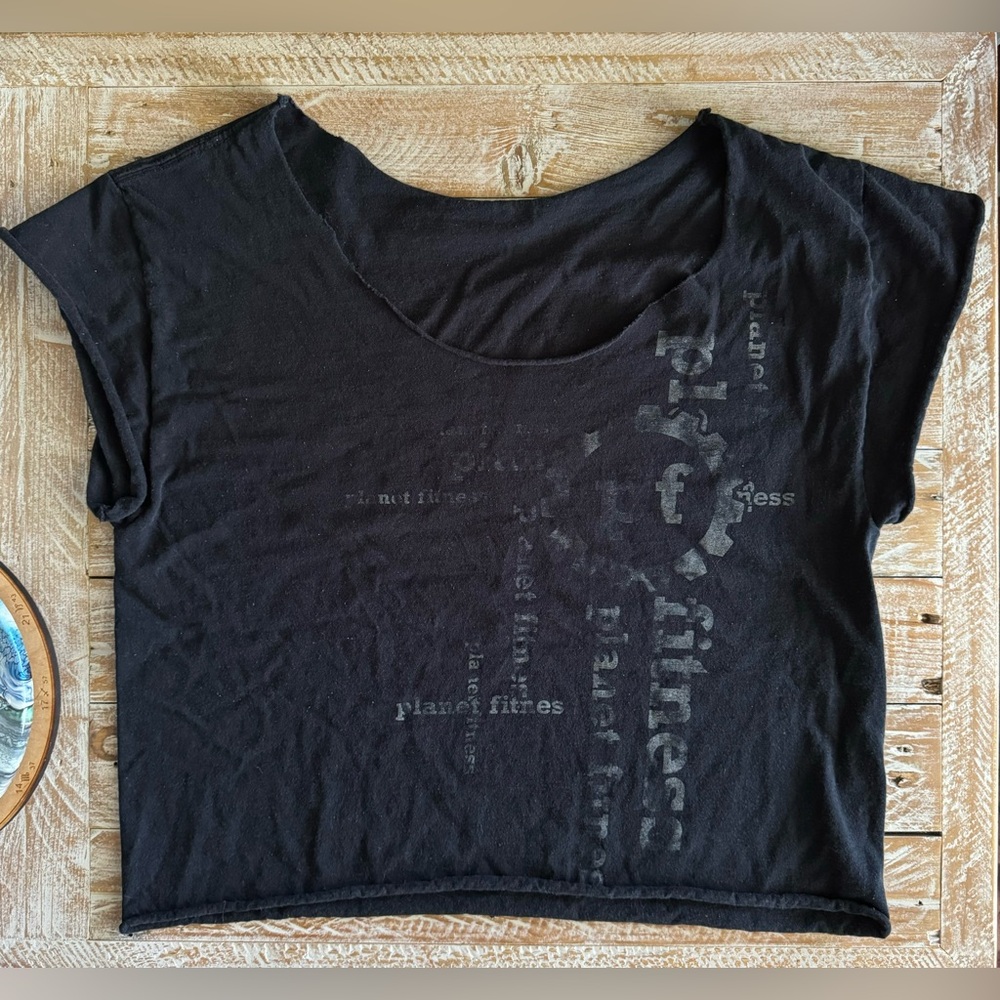 🏋🏼‍♀️Planet Fitness Distressed Cropped T-Shirt🏋🏼‍♀️ ~med
